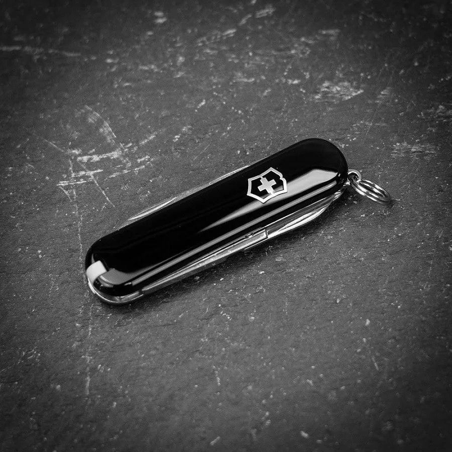 Victorinox Classic (Dark Iiiusion)